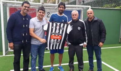 Sebastián Abreu con los directivos de su nuevo equipo. 