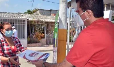 El alcalde Rodolfo Ucrós haciendo entrega de los títulos de propiedad. 