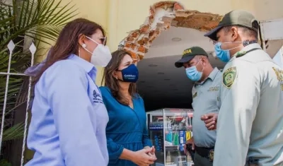 Las autoridades inspeccionando el local.