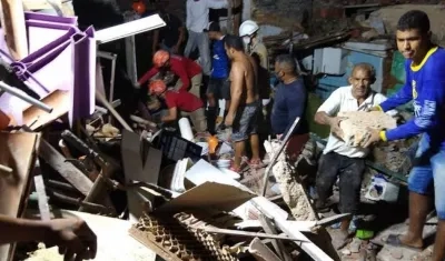 Personas participan de la remoción de escombros.