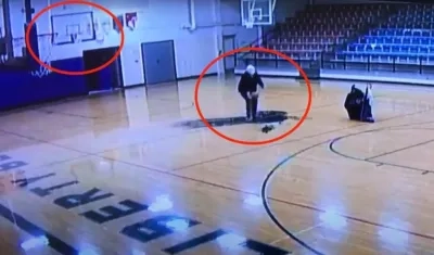 Joe Orians hace un disparo de espaldas a la canasta y anota. 