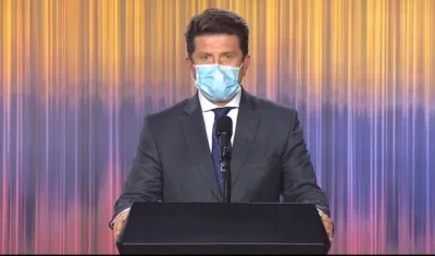 Diego Molano, Ministro de Defensa, haciendo el anuncio.
