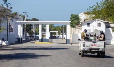 Policías vigilan el Palacio Nacional, en Puerto Príncipe. 