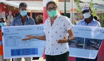 La Secretaria de Salud, Alma Solano, socializando el proyecto en el corregimiento de Martillo.