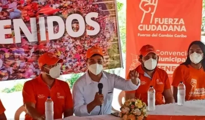 El candidato Julio Gómez (camisa blanca).