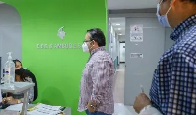 Funcionarios de Supersalud en la sede de Ambuq.
