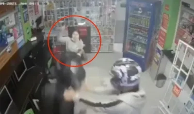 Momento en que la niña se defiende de los ladrones. 