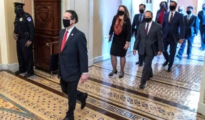 Senadores ingresando al Capitolio para el segundo juicio político a Donald Trump.