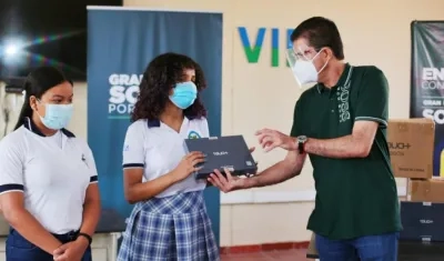 El Alcalde Rodolfo Ucrós, entregando las tablets.