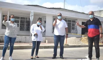 El Alcalde Roberto Celedón y el Gerente de la ESE Hospital David Peláez, frente al inmueble.