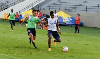 Dany Rosero cubre una pelota. 