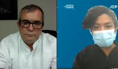 Rodrigo Londoño y una magistrada de la JEP.