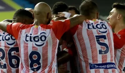 Jugadores de Junior celebran un gol. 