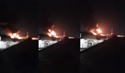 Las llamas consumiendo el local.