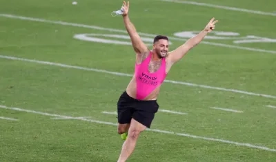 Yuri Andrade mientras corría por la cancha. 