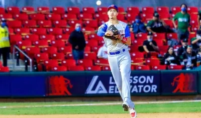 Evan Mendoza, pelotero de Caimanes. 