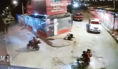 Momento en que va la patrulla detrás de los jóvenes. 