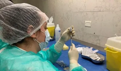 Las vacunas son "esenciales", pero no suficientes para controlar de momento la pandemia.