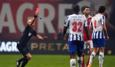 Momento en que Luís Godinho expulsa a Luis Díaz. 