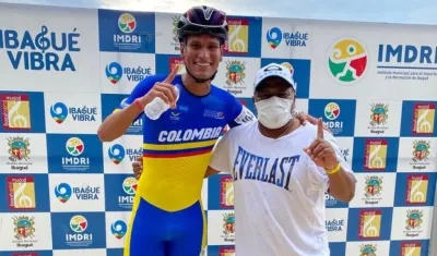 Hamilton Patiño, patinador del Atlántico y su entrenador Alex Cuvajante. 