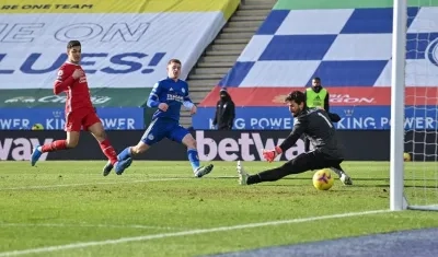 Harvey Barnes anota ante el achique de Allison. 