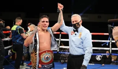 Brian Castaño con el cinturón de campeón. 