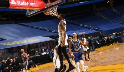 Kevin Durant encesta durante el partido. 