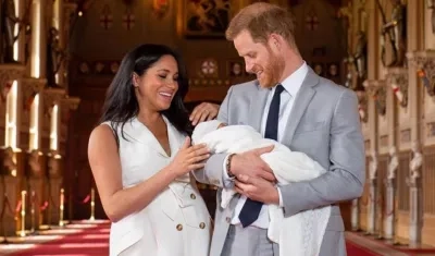 Meghan y Enrique, con su primer hijo.