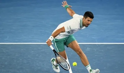 Novak Djokovic en acción del partido. 