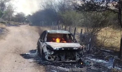 El vehículo incendiado en zona rural de Valledupar. 