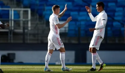 Toni Kroos y Raphael Varane.