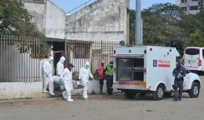 Momento en que era sacado el cadáver del estadio Eduardo Santos. 