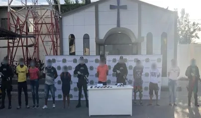 Los ocho capturados.