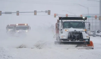 La Administración Nacional de Océanos y Atmósfera (NOAA, por sus siglas en inglés) indicó en un comunicado que unos 150 millones de estadounidenses -la mitad de la población del país- están actualmente afectados por los avisos de tormenta invernal. 