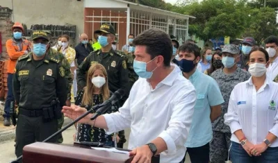 Diego Molano, Ministro de Defensa, en el barrio La Esmeralda de Barranquilla. 