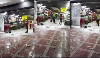 La entrada del local comercial quedó destruida tras la balacera