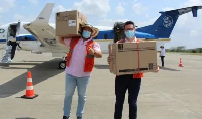 El Gobernador Orlando Benítez y el Alcalde Carlos Ordosgoitia, recibiendo las primeras vacunas.