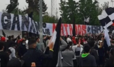 Hinchas muestran pancarta a jugadores de Colo Colo