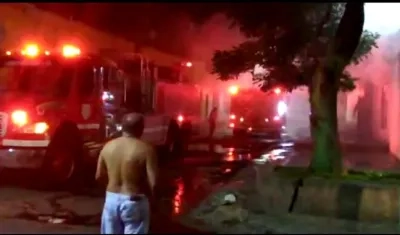 Momento del incendio en el Centro de Barranquilla. 