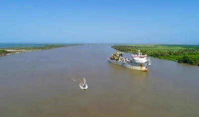 La draga Bartolomeu Dias, con presencia en el puerto.