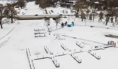 Una foto aérea hecha con un dron muestra el congelamiento en Chicago, Illinois, EE. UU.