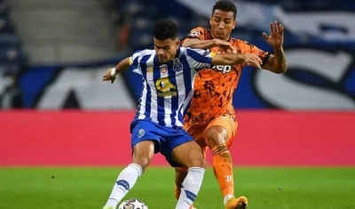 Luis Díaz ante la marca de Danilo. 