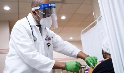 Una persona es vacunada en Nueva York (EE.UU.). 