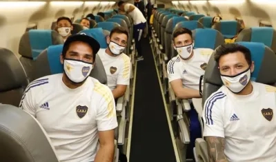 Jugadores de Boca Juniors en un vuelo chárter. 