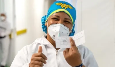 Liseidis Pérez muestra orgullosa su carné de vacunación contra el Covid-19.