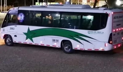 El bus donde los pasajeros fueron asaltados. 