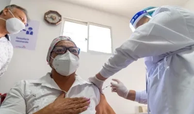 Viceministro de Salud, Luis Alexander Moscoso, asiste al acto que da inicio a la vacunación en La Guajira,