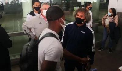 Andrés Felipe Román conversa con Alberto Gamero. 