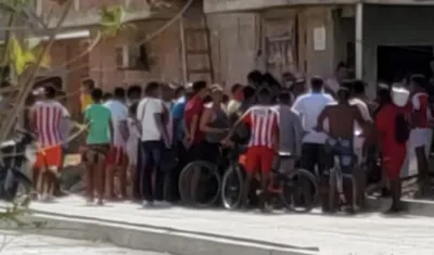 Muchas personas se aglomeraron en el lugar donde fue asesinado el hombre por los sicarios en moto. 