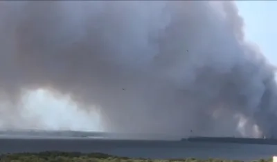 La inmensa columna de humo de esta tarde.